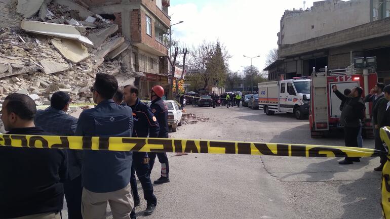 Kilis'te depremde ağır hasar gören 6 katlı bina çöktü