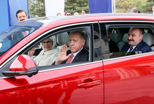 Cumhurbaşkanı Erdoğan ve eşi Emine Erdoğan'a teslim edilen Togg'un plakası dikkat çekti! Herkes aynı yorumu yapıyor