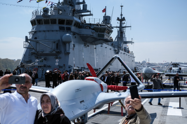 Vatandaşlardan TCG Anadolu'ya yoğun ilgi! Gemiye giren SİHA'ların yanına koşuyor