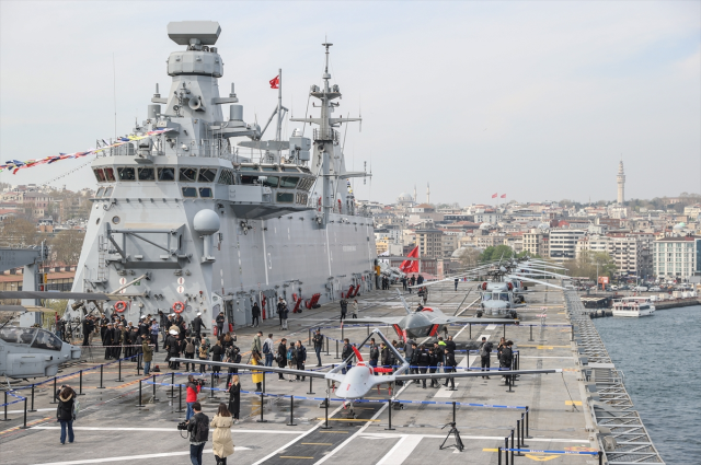 Vatandaşlardan TCG Anadolu'ya yoğun ilgi! Gemiye giren SİHA'ların yanına koşuyor