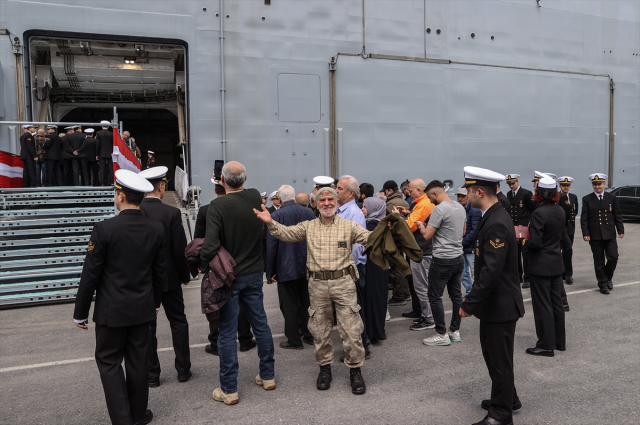 Vatandaşlardan TCG Anadolu'ya yoğun ilgi! Gemiye giren SİHA'ların yanına koşuyor