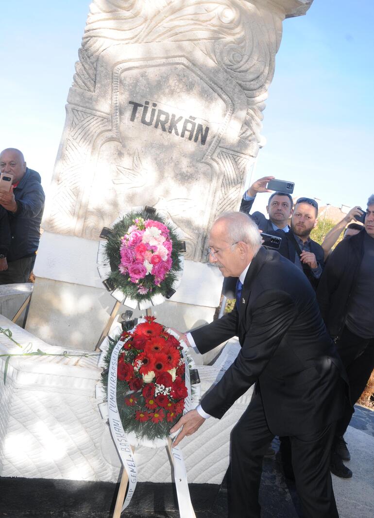 Kılıçdaroğlu, marteniçkayı Bulgaristan'da öldürülen Türkan bebeğin anıtının ağacına astı