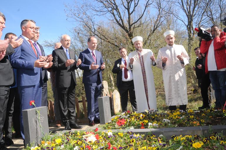 Kılıçdaroğlu, marteniçkayı Bulgaristan'da öldürülen Türkan bebeğin anıtının ağacına astı