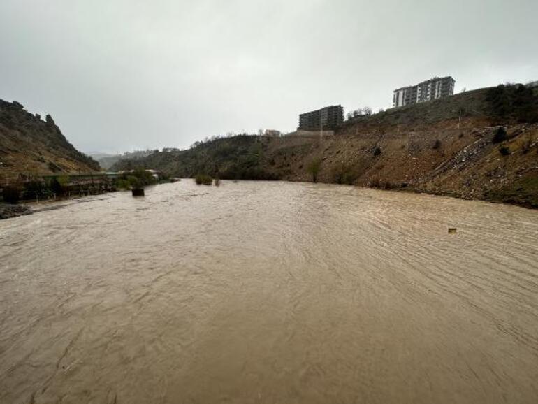 Tunceli’de sağanak; çayların taşmasıyla işletmeler su altında kaldı, Ovacık yolu kapandı