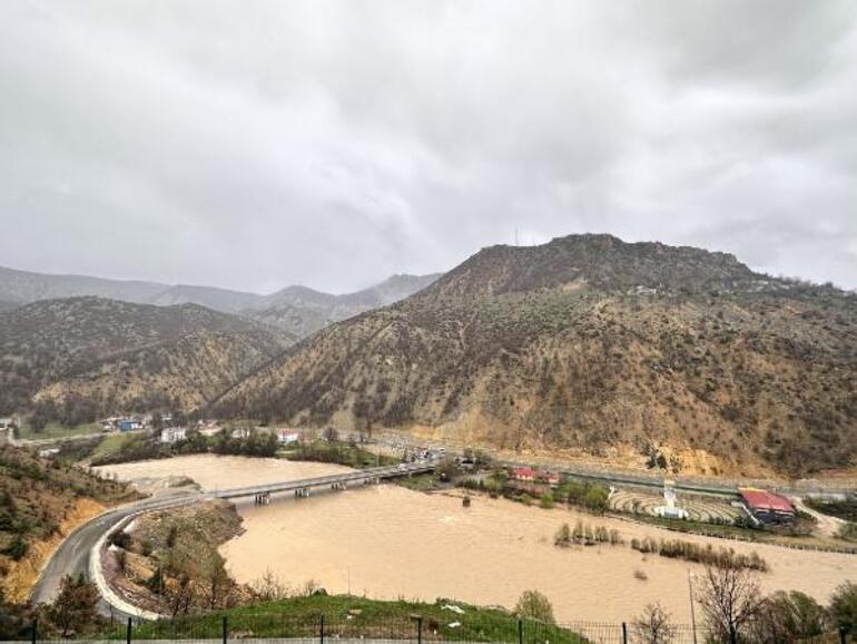 Tunceli’de sağanak; çayların taşmasıyla işletmeler su altında kaldı, Ovacık yolu kapandı