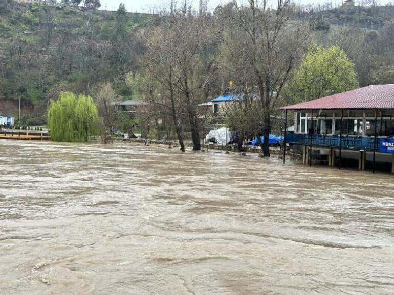 Tunceli’de sağanak; çayların taşmasıyla işletmeler su altında kaldı, Ovacık yolu kapandı