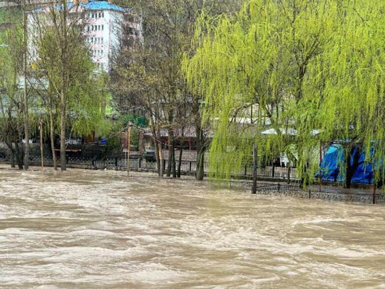 Tunceli’de sağanak; çayların taşmasıyla işletmeler su altında kaldı, Ovacık yolu kapandı