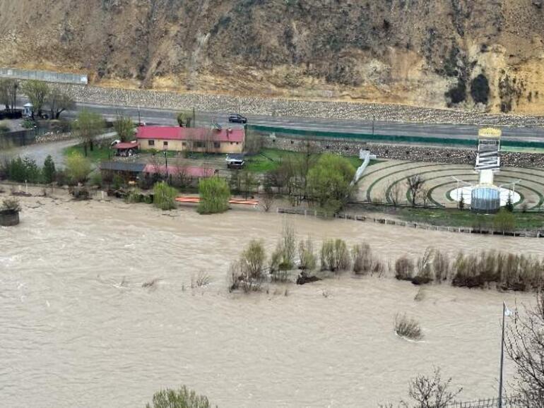 Tunceli’de sağanak; çayların taşmasıyla işletmeler su altında kaldı, Ovacık yolu kapandı