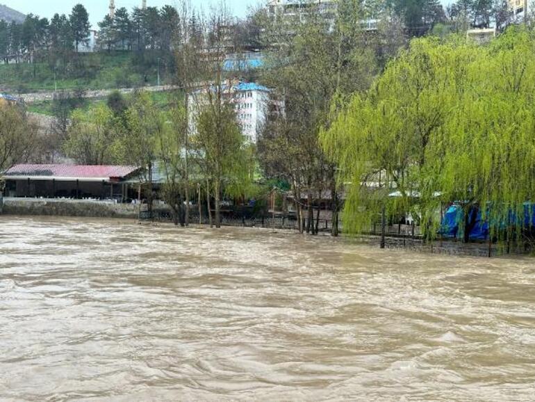 Tunceli’de sağanak; çayların taşmasıyla işletmeler su altında kaldı, Ovacık yolu kapandı