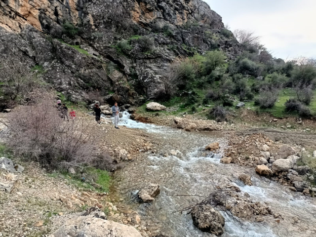 Yıllardır kuru olan su kaynağı depremden sonra akmaya başladı