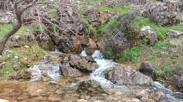 Yıllardır kuru olan su kaynağı depremden sonra akmaya başladı