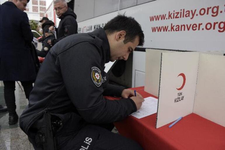 Şişli ilçe Emniyet Müdürlüğü ekiplerinden Türk Kızılay'ına kan bağışı