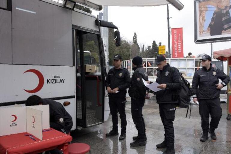 Şişli ilçe Emniyet Müdürlüğü ekiplerinden Türk Kızılay'ına kan bağışı