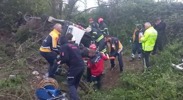 Bayram tatili için yola çıkan minibüs TEM'de şarampole devrildi! Akraba olan 13 yolcu yaralandı