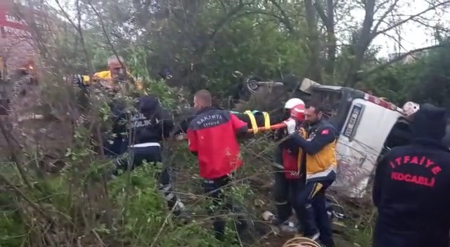 Bayram tatili için yola çıkan minibüs TEM'de şarampole devrildi! Akraba olan 13 yolcu yaralandı