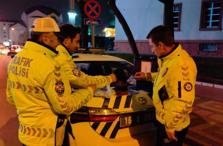 Denetim yapan polis ekiplerine pastalı 10 Nisan sürprizi