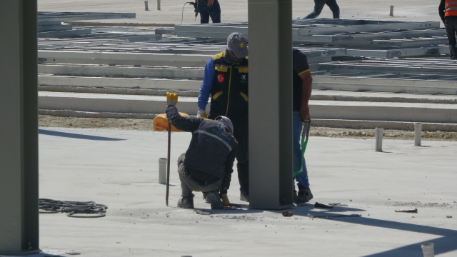 Temel atma töreni tartışmalara konu olan Defne Devlet Hastanesi yükselmeye başladı