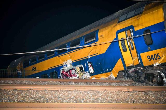 Hollanda'da yolcu treni, raylarda kalan inşaat malzemeleri nedeniyle raydan çıktı: 1 ölü, 30 yaralı