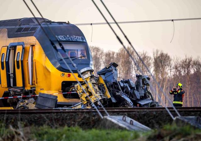 Hollanda'da yolcu treni, raylarda kalan inşaat malzemeleri nedeniyle raydan çıktı: 1 ölü, 30 yaralı