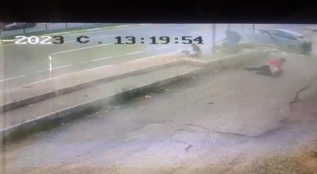 Balıkesir'de otomobil otobüs durağında bekleyen insanların arasına daldı: 5 yaralı