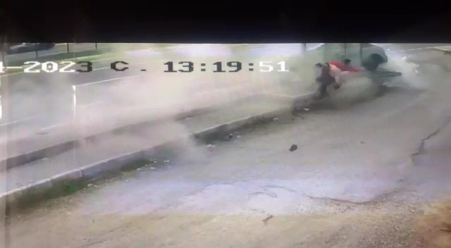 Balıkesir'de otomobil otobüs durağında bekleyen insanların arasına daldı: 5 yaralı