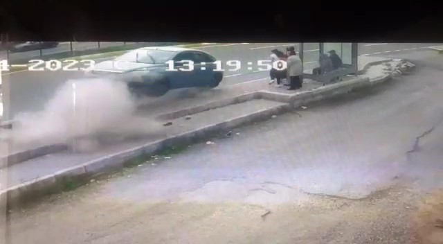 Balıkesir'de otomobil otobüs durağında bekleyen insanların arasına daldı: 5 yaralı