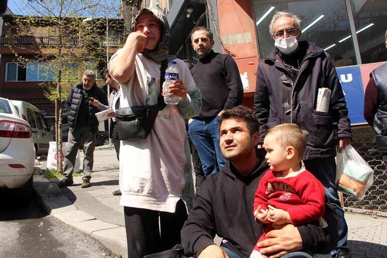 Kağıthane’de ağaç, anne ve çocuğunun içinde olduğu kamyonetin üzerine devrildi