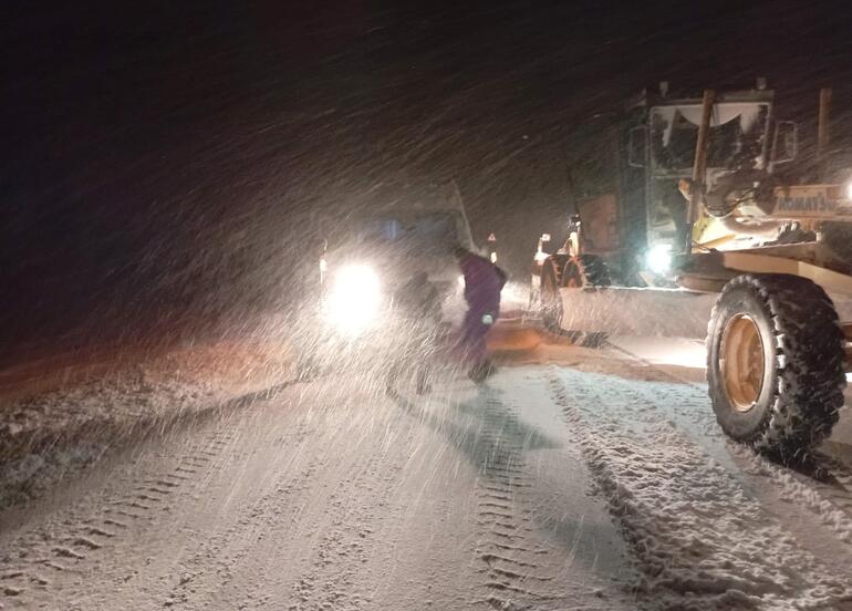 Yolu kardan kapanan mahallede doğum sancıları tutan kadının yardımına ekipler yetişti