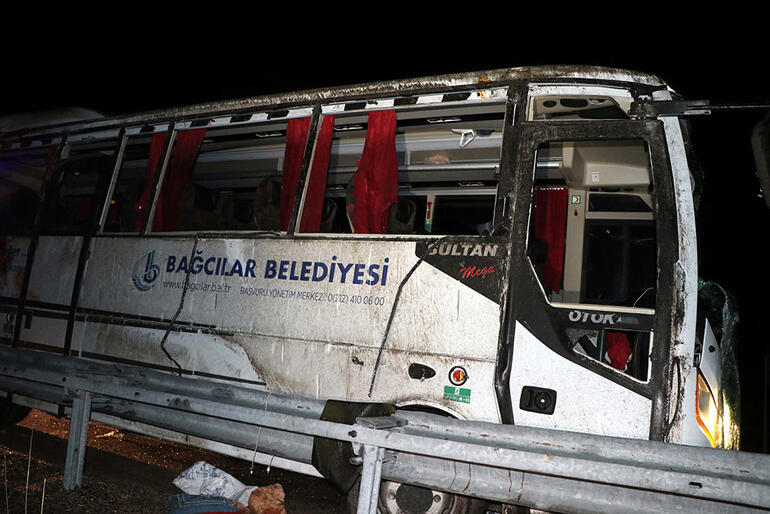 Deprem bölgesinde çalışan belediye çalışanlarını taşıyan midibüs devrildi: 3 ölü, 19 yaralı