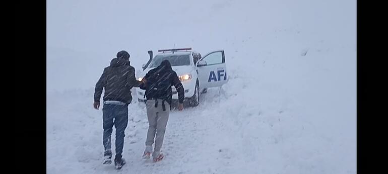 Kara saplanan araçta mahsur kalan 4 kişiyi AFAD kurtardı