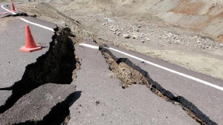 Bingöl’de köy yolu heyelan nedeniyle çöktü