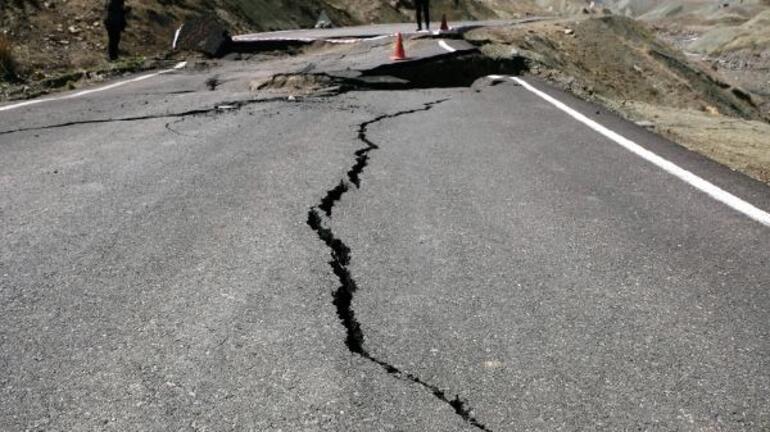 Bingöl’de köy yolu heyelan nedeniyle çöktü