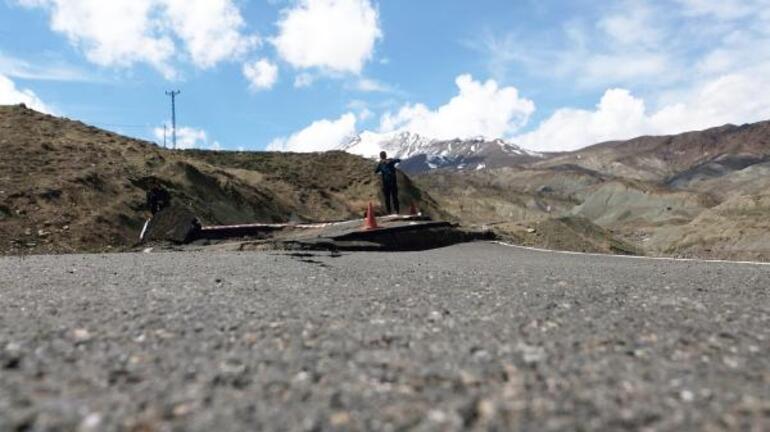 Bingöl’de köy yolu heyelan nedeniyle çöktü