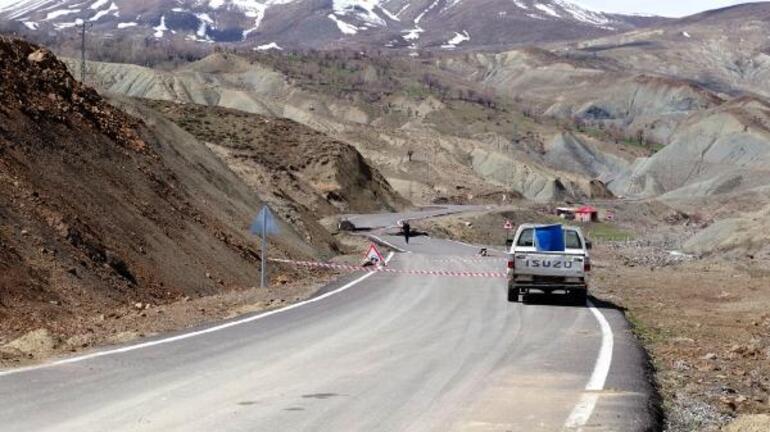 Bingöl’de köy yolu heyelan nedeniyle çöktü