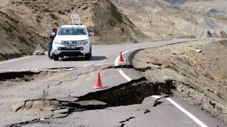 Bingöl’de köy yolu heyelan nedeniyle çöktü