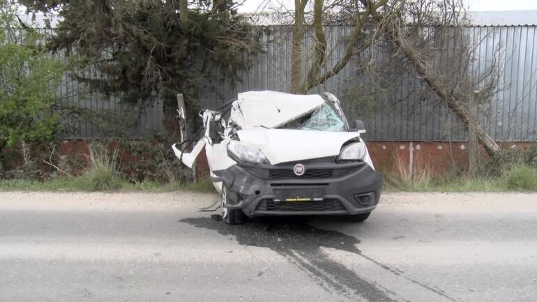 Yol kenarındaki TIR'a arkadan çarptı: 2 yaralı