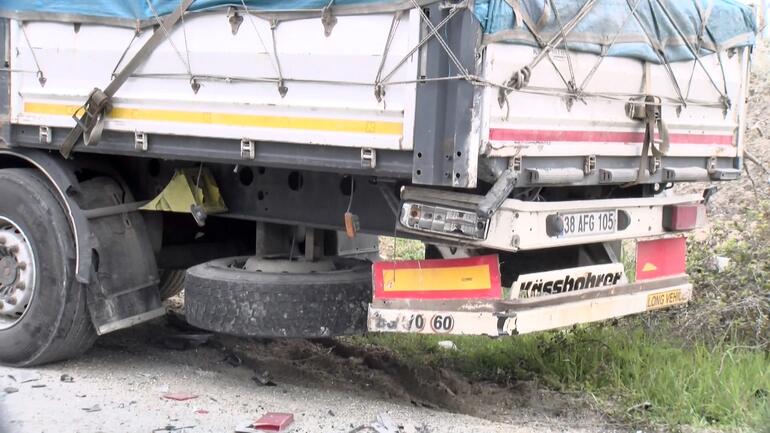 Yol kenarındaki TIR'a arkadan çarptı: 2 yaralı