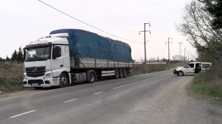 Yol kenarındaki TIR'a arkadan çarptı: 2 yaralı