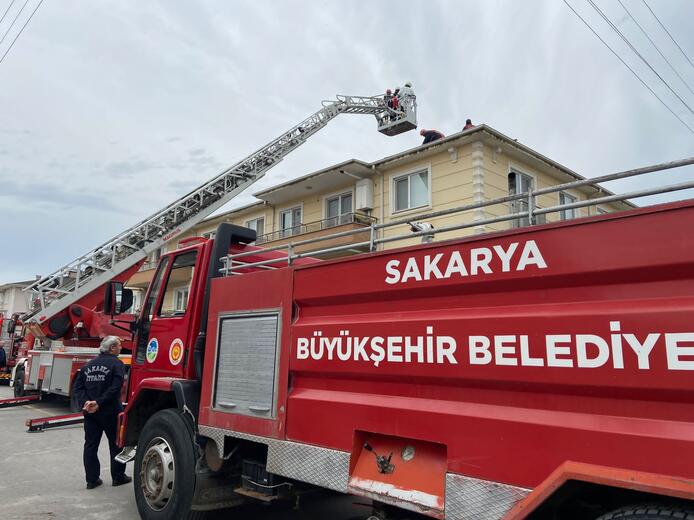 Yangına müdahale ederken bulunduğu bölüm çöken itfaiye eri, yaşamını yitirdi