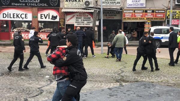 Adliye önünde kıyamet koptu! Duruşmadan çıkıp birbirlerine girdiler