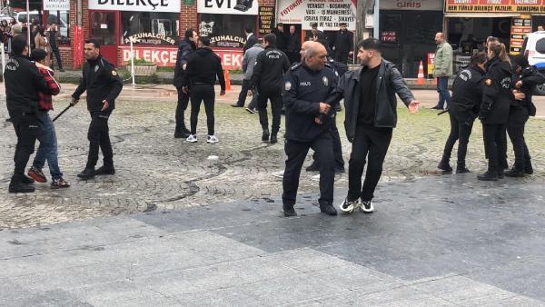 Adliye önünde kıyamet koptu! Duruşmadan çıkıp birbirlerine girdiler