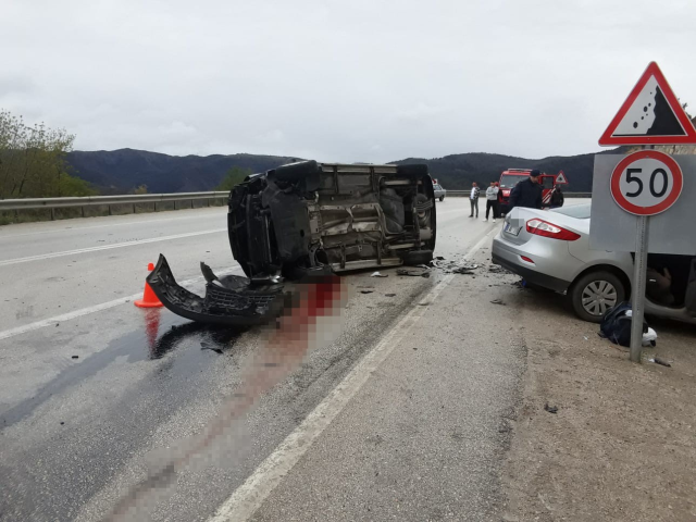 Araçların kafa kafaya çarpıştığı kazada ortalık kan gölüne döndü: 3 öldü, 2 yaralı