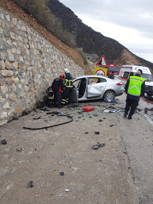 Araçların kafa kafaya çarpıştığı kazada ortalık kan gölüne döndü: 3 öldü, 2 yaralı