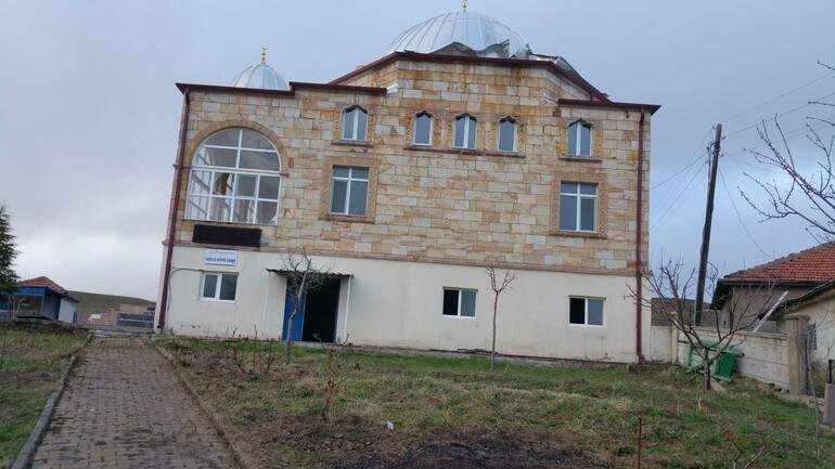 Fırtınada caminin minaresi devrildi, imam yaralandı