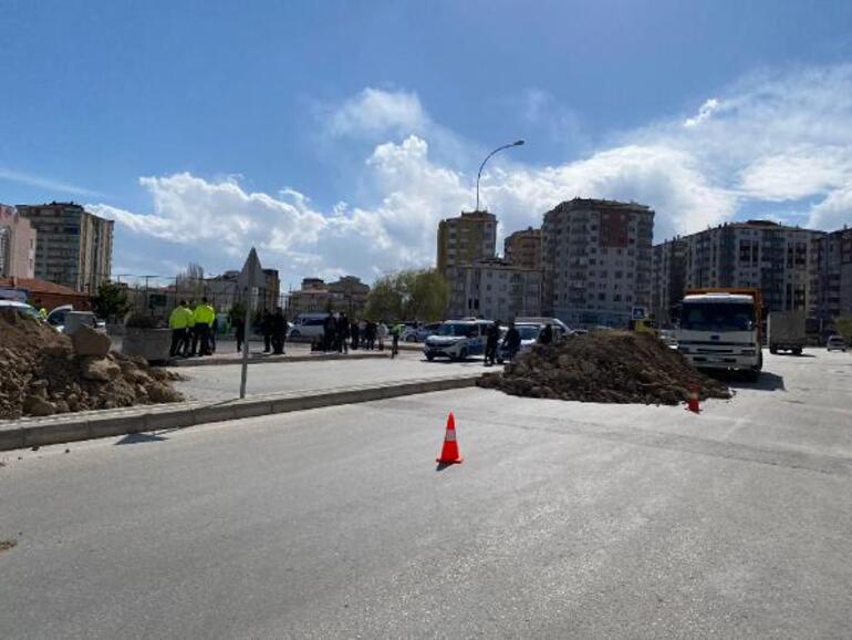 Kendisine ait olduğunu iddia ettiği yolu toprak döküp kapattı