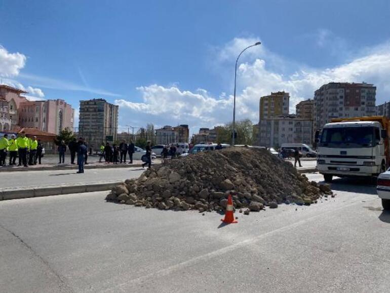 Kendisine ait olduğunu iddia ettiği yolu toprak döküp kapattı