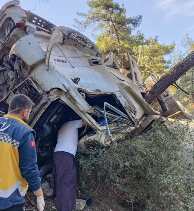 60 metre yükseklikten uçuruma yuvarlanan tırın sürücüsü sağ salim kurtarıldı