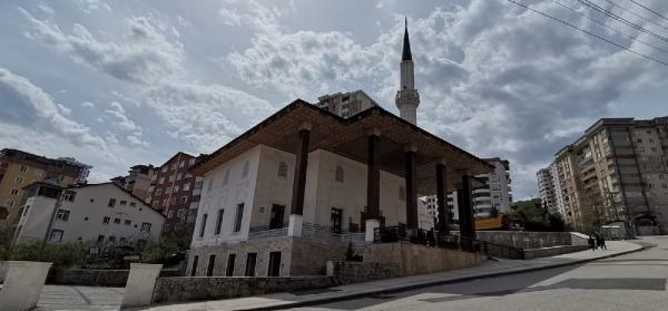 İmamın yokluğunda görevlendirilen kişinin dikkatsizliği ilçe halkına, oruçlarını 5 dakika erken açtırdı