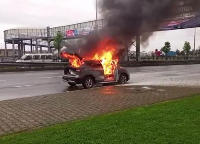 Cip alev topuna döndü, kadın sürücü şans eseri kurtuldu