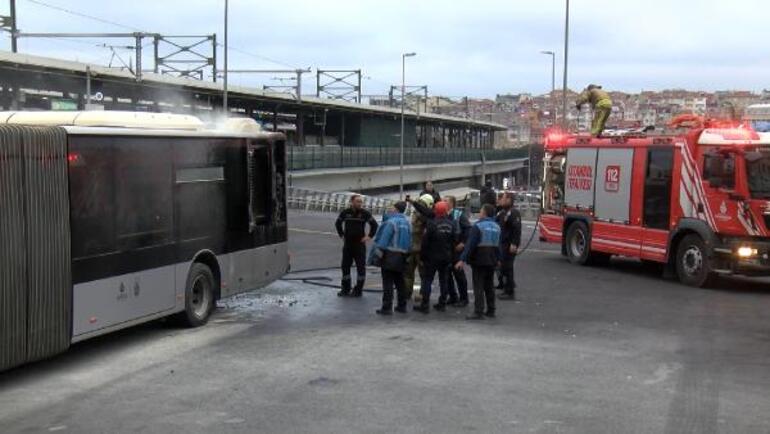 Kadıköy’de metrobüs yangını